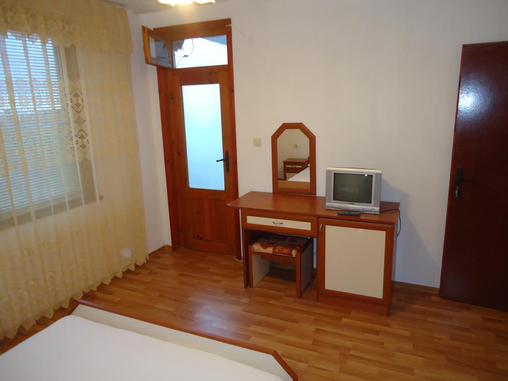 Petrovi Guest House Обзор Номер фото