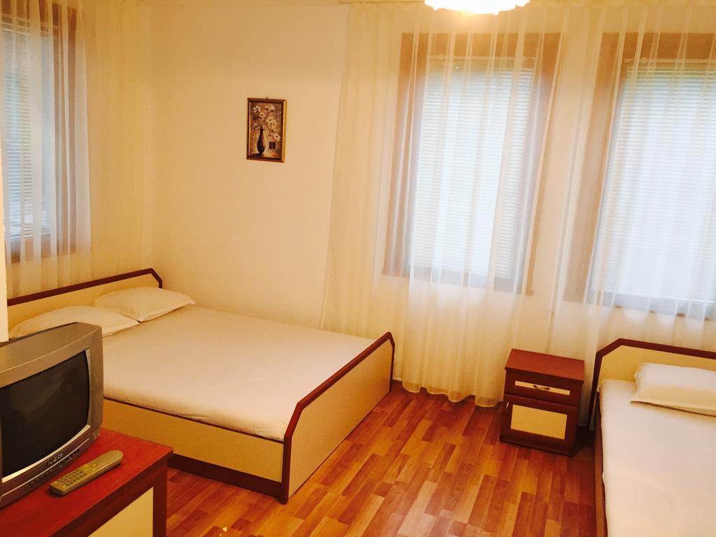 Petrovi Guest House Обзор Номер фото