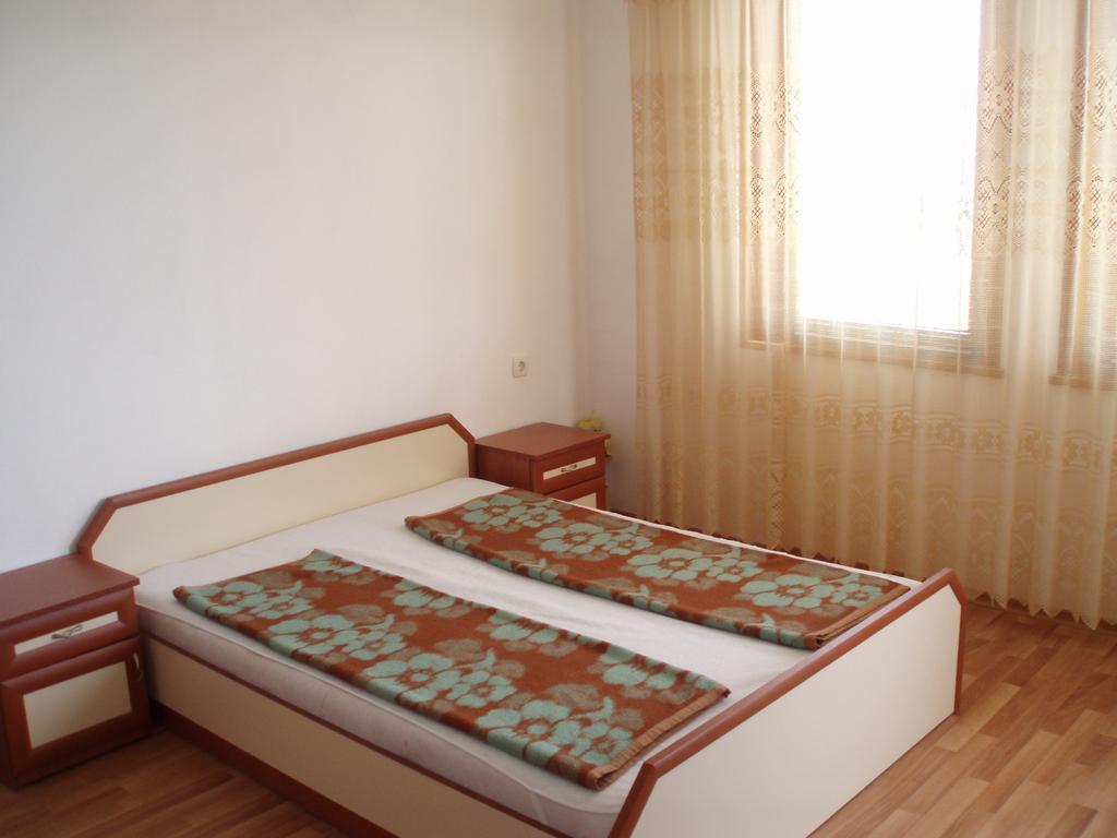 Petrovi Guest House Обзор Экстерьер фото